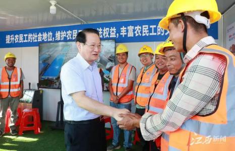 致敬坚守在高温下的“最美劳动者” 易炼红在南昌探望慰问高温一线工作人员