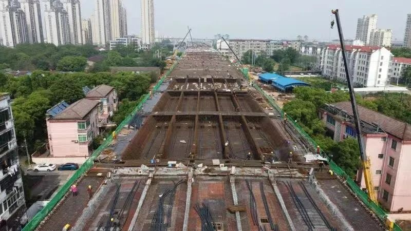 “五一”期间涂建平赴高快公司一线调研督导